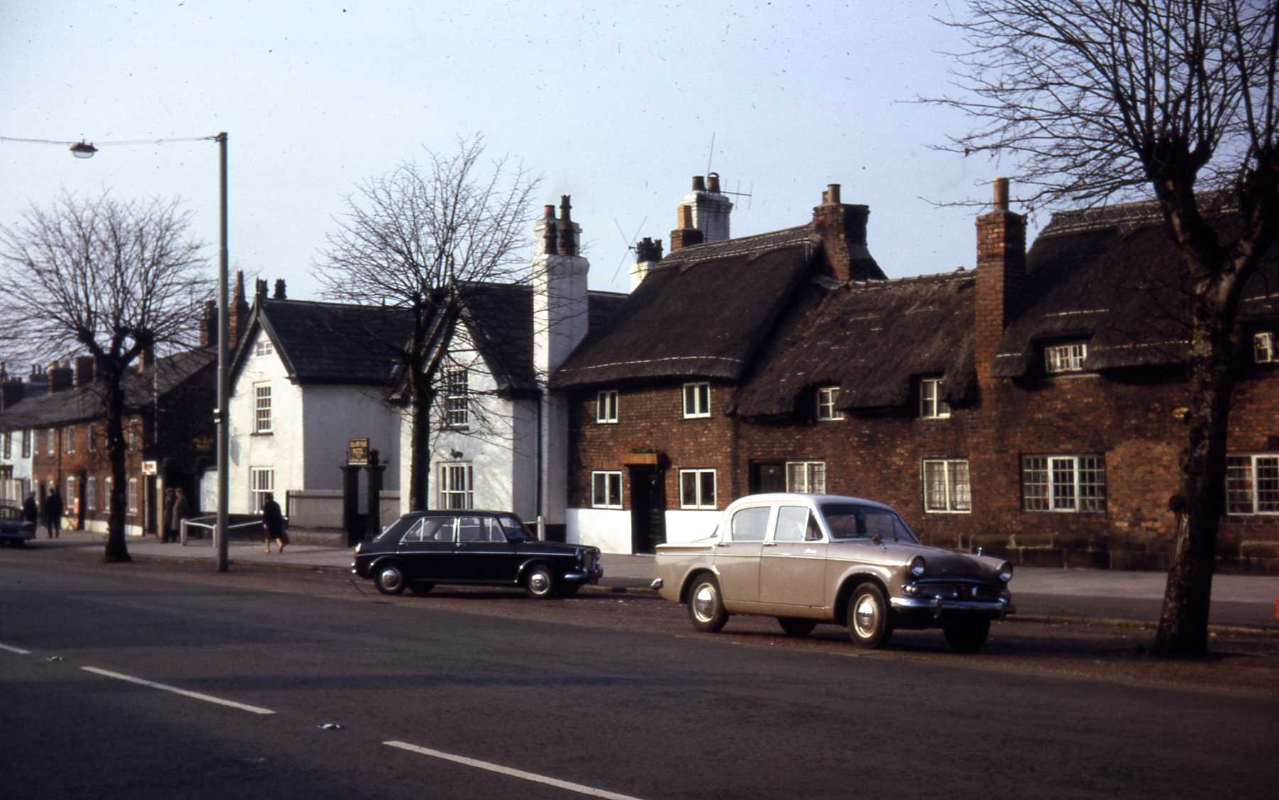 D4 013 Thatched cottages with Old Hall beyond.jpg